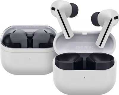 Two Samsung Galaxy Buds3 FE charging cases and earbuds are displayed against a white background. One case is closed with earbuds inside, and the other is open with earbuds removed.