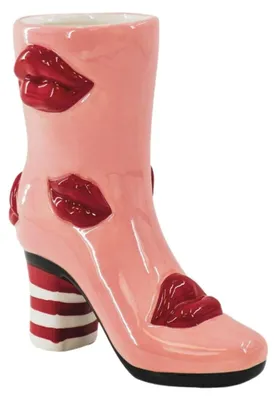 Zdjęcie produktu dla Wazon w kształcie buta z dekoracją przypominającą usta – ceramika – różowy/czerwony – 19,5 x 8,5 x 23 cm