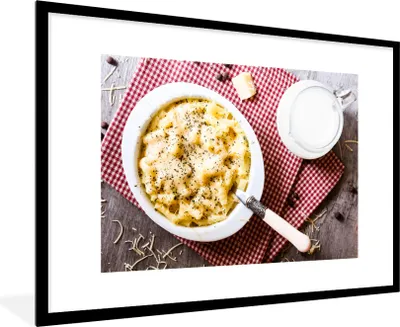 Produktbild von MuchoWow® MuchoWow® Gerahmtes Poster Makkaroni und Käse auf dem Tisch 90x60 cm - Poster mit zchwarzem Bilderrahmen - Wanddekoration - Fotos