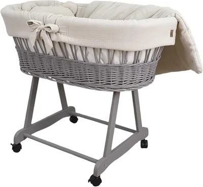 Imagen del producto de Cuna de bebé con ruedas y freno – Moisés gris de mimbre natural, que incluye colchón y ropa de cama color crema de 100% algodón – segura y móvil – Modelo Amelia