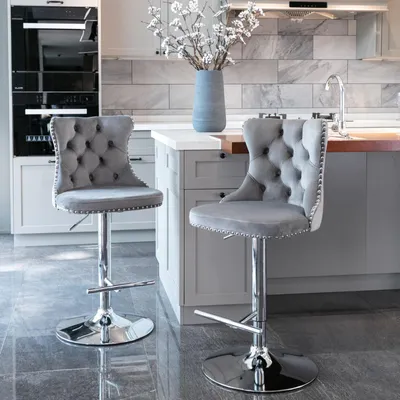 Produktbild von 2er Set drehbare Samt-Barhocker, höhenverstellbar (63-84cm), Chromfuß, gepolstert, grau.