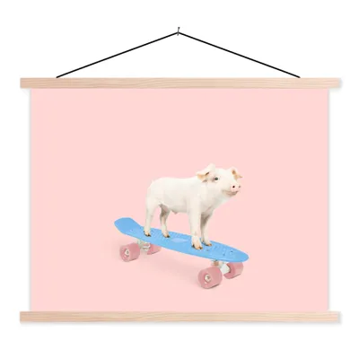 Produktbild von MuchoWow® Textilposter Schwein - Rosa - Skateboard - Blau - Tiere 40x30 cm mit holzfarbenen Rahmen - Bilder