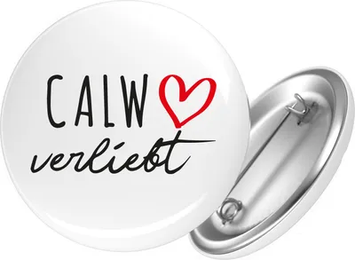 Produktbild von Huuraa Button Calw verliebt 25mm rund mit Sicherheitsnadel Ansteckbutton Geschenkidee