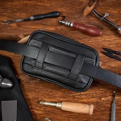 Produktbild von Belveder Herren Gürteltasche am Telefon, schwarz, aus Leder, für Handys, kompakte Hüfttasche mit Gürtelschlaufe für den täglichen Gebrauch, Modell S2DJ