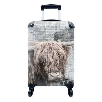 Produktbild von MuchoWow® Koffer Handgepäck Trolley Rollkoffer Kleine Reisekoffer mit 4 Rollen - Schottischer Highlander - Vintage - Zeitungsartikel - Cabin Size < 55x40x23 cm & 55x40x20 cm - Fotokoffer - Kabinenkoffer - Boardgepäck - Reise-Box - Reisekoffer - Reisegepäck - Koffer mit Bild - Trolley für Kinder