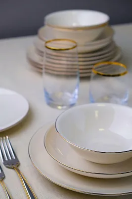 Produktbild von Hermia Concept, Hochwertiges 24-teiliges Dinner Set aus 100% Porzellan, Weiß und Gold | 6 Servierplatten (25 cm), 6 Teller (21 cm), 6 Schalen (15 cm), 6 Dessertteller (22 cm) | Spülmaschinenfest bis 50 °C, nicht mikrowellengeeignet.