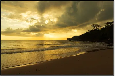 Produktbild von Wallario Wandbild Badestrand auf den Malediven - Stille am Abend, Größe: 61 x 91,50 cm, Poster mit schwarzem Aluminiumrahmen