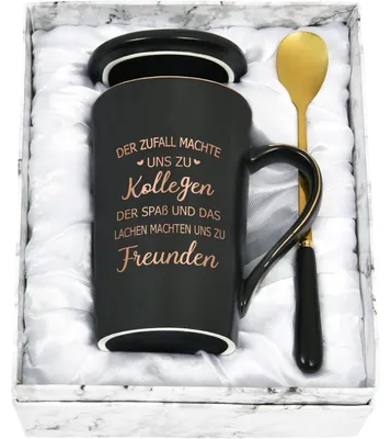 Productafbeelding van Koffiemok met de tekst "Het toeval heeft ons collega's gemaakt", 400 ml, zwart, inclusief lepel en onderzetter