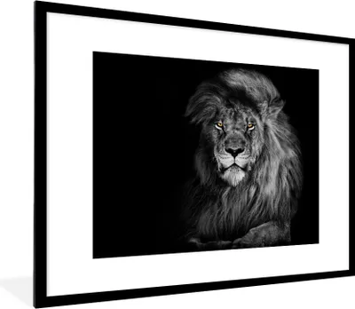 Produktbild von MuchoWow® Gerahmtes Poster Löwe - Augen - Orange - Schwarz und weiß - Tiere - Porträt 80x60 cm - Poster mit Schwarzem Bilderrahmen Wandposter Rahmen Foto Bilder - Schlafzimmer-Dekorationen - Fotoposter