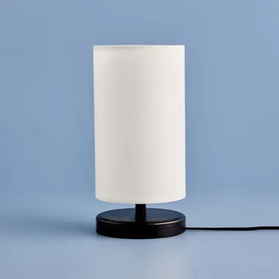 Produktbild von Opviq, Hochwertige Tischlampe, 30 cm, Weiß und Schwarz, 100% Stoff, Holzfuß, Schirmdurchmesser: 15 cm, Höhe: 24 cm, E14 Fassung, Max 40 W, Ideal für modernes Wohnen.
