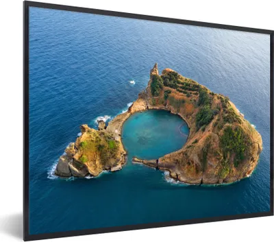Produktbild von MuchoWow® Gerahmtes Poster Eine Luftaufnahme eines Kraters auf den Azoren 40x30 cm - Poster mit Schwarzem Bilderrahmen Wandposter Rahmen Foto Bilder - Kunstposter - Wanddekorationen
