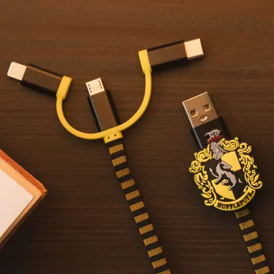 Produktbild von ThumbsUp! Ladekabel Hufflepuff 3in1 Lightning/Micro/USBC