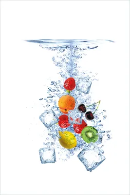 Produktbild von Wallario selbstklebendes Poster - Obst-Eiswürfel-Mix im Wasser mit weißem Hintergrund, Größe: 61 x 91,50 cm