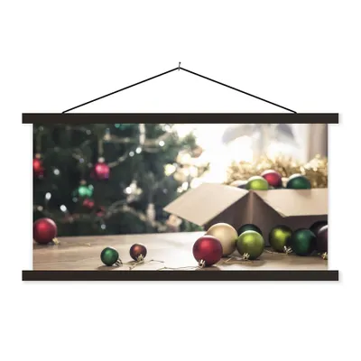 Produktbild von MuchoWow® Textilposter Der Weihnachtsschmuck mit einem Weihnachtsbaum im Hintergrund 60x30 cm mit schwarzem Rahmen - Textilien