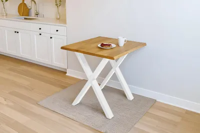 Produktbild von Esstisch Baumkante massiv Eiche geölt 80 x 80 cm X-Gestell weiß SALVADOR