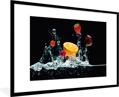 Produktbild von MuchoWow® MuchoWow® Gerahmtes Poster Wasser - Obst - Orange - Erdbeere - Kirsche - Schwarz 90x60 cm - Poster mit zchwarzem Bilderrahmen - Wanddekoration - Fotos