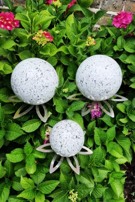 Produktbild von Blütenzauber Paris Rosenkugel 15/15/10 cm Edelstahl weiß gesprenkelt Gartenstecker mit Stab 80 cm