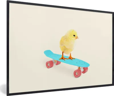 Produktbild von MuchoWow® Gerahmtes Poster Küken - Gelb - Skateboard - Blau - Tiere 90x60 cm - Poster mit Schwarzem Bilderrahmen Wandposter Rahmen Foto Bilder - Fotorahmen - Foto-Plakat