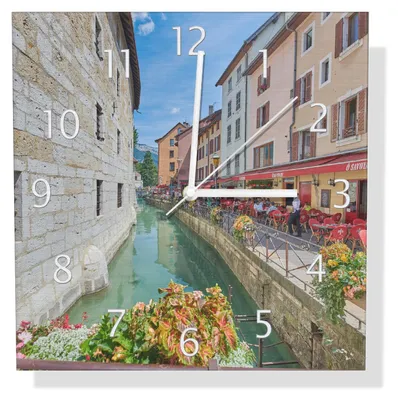 Produktbild von Wallario Design Wanduhr Romantik in der Altstadt aus Aluverbund, Größe 30 x 30 cm