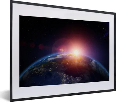 Produktbild von MuchoWow® MuchoWow® Gerahmtes Poster Satellitenbild eines Sonnenaufgangs 40x30 cm - Poster mit zchwarzem Bilderrahmen - Bilderrahmen - Poster im Rahmen