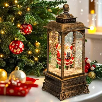 Produktbild von Unyqoos® Weihnachtslaterne mit Musik & LED – Antikbronze Harz-Laterne mit Weihnachtsmann, 8 klassische Lieder, 3×AAA/USB, handbemalte 3D-Figuren