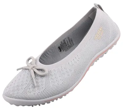 Auf dem Bild ist ein grauer Freizeitschuh zu sehen der auf einer spiegelnden Oberfläche steht. Der Schuh wird von der linken Seite gezeigt und die Details an der Sohle sind gut erkennbar.