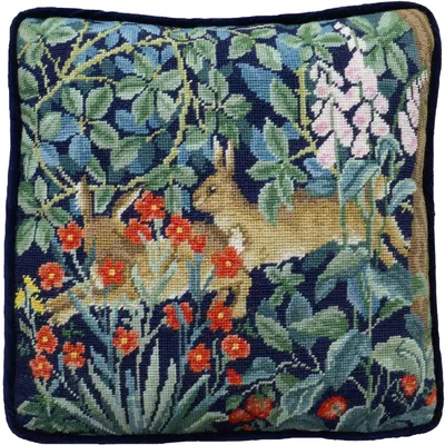 Produktbild von Bothy Threads Gobelin-Stickkissen Set "Grüne Hasen", Stickbild vorbedruckt, TAC16, 36x36cm
