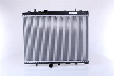 Produktbild von NISSENS 63607A Kühler Wasserkühler Motorkühler für CITROËN C5 III Kombi (RW) passend für PEUGEOT 407 SW (6E) 407 (6D)