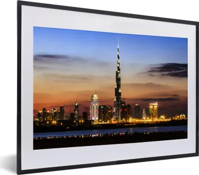Produktbild von MuchoWow® MuchoWow® Gerahmtes Poster Der Burj Khalifa beleuchtet von einem fantastischen Himmel 40x30 cm - Poster mit zchwarzem Bilderrahmen - Bilderrahmen - Poster im Rahmen