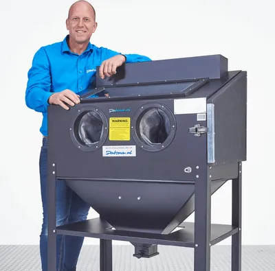 Produktbild von Datona - Sandstrahlgerät Sandstrahlkabine 220 L mit Sandstrahlpistole 4 Düsen LED-Beleuchtung pulverbeschichtet inkl Handschuhe Glasschutzfolie Teflonband ideal für Werkstatt