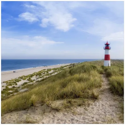 Produktbild von Wallario Sticker / Aufkleber für Kühlschrank / Geschirrspüler / Küchenschränke, selbstklebende Folie - 60 x 60 cm, Motiv: Am Strand von Sylt  Leuchtturm auf der Düne  Panorama
