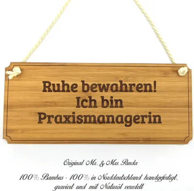 Produktbild von Mr. & Mrs. Panda Holzschild Praxismanagerin - Geschenk, Schild, Geschenkidee, Shabby, Abschied, wandtafel, Graviert, Hinweisschild, Bachelor, Werbeschild, Studium