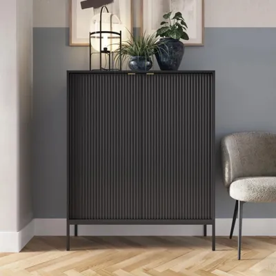 Productafbeelding van Hoge kast Kioto, 104 cm, zwart en zwart – met ribbelstructuur aan de voorkant, gouden handgrepen, 2 deuren, soft-close sluiting