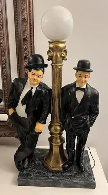 Produktbild von Casa Padrino Luxus Tischleuchte Dick & Doof Schwarz / Antik Gold / Weiß 46 x 28 x H. 80 cm - Kunstharz Schreibtischleuchte mit rundem Glas Lampenschirm