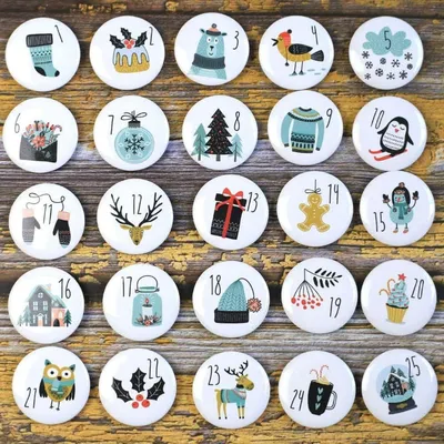 Produktbild von Adventskalender Zahlen Buttons Anstecker 25 Stück Durchmesser 3,8 cm Metall Kunststoff