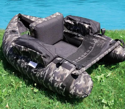 Produktbild von LINEAEFFE Belly Boat V-Form zum Fischen, One Size, Camou, 600D Oxford Außenhülle, 136kg Tragkraft, 3.6kg Eigengewicht, 2 separate Luftkammern, inkl. Pumpe, wasserdichte Reißverschluss-Seitentaschen, verstellbares Rückenteil, 2 große Außentaschen, Rutenhalter mit Klettverschluss