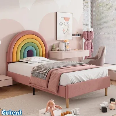Obrázek produktu pro Dřevěná dětská postýlka o rozměrech 90 x 200 cm, s roštem, nastavitelnou výškou a potahem z velvetu v růžové barvě.