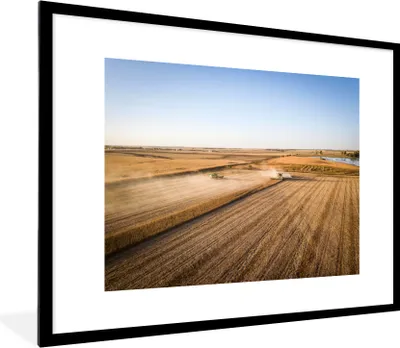 Produktbild von MuchoWow® Gerahmtes Poster Feld - Bauernhof - Traktor - Landwirt - Landleben 80x60 cm - Poster mit Schwarzem Bilderrahmen Wandposter Rahmen Foto Bilder - Schlafzimmer-Dekorationen - Fotoposter