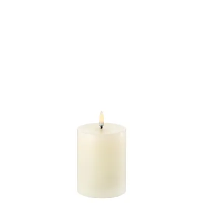 Produktbild von Uyuni Säulen- / Stumpen- LED Kerze - 7,8 x 10,1 cm - Piffany Copenhagen - Flammenlose Kerze - Farbe Ivory (Elefenbein)