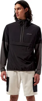 Schwarze Softshelljacke "M Wandermoor Wind Smock" von Berghaus; getragen von einem Mann; der kurze Hosen trägt.