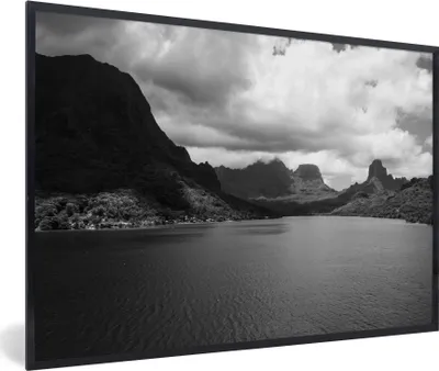 Produktbild von MuchoWow® MuchoWow® Gerahmtes Poster Berglandschaft von Mo'orea in Schwarz-Weiß 30x20 cm - Poster mit zchwarzem Bilderrahmen - Kunstdruck - Bild-Poster