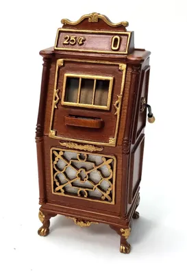 Produktbild von Miniatur Spielautomat, Nussbaumfarbig mit Golverzierungen. Für 1:12 Puppenstube
