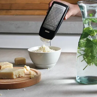 Produktbild von Boska Easy Grater / mit praktischem Auffangbehälter / Kunststoff / Edelstahl / Silber / 165 x 70 x 45 mm