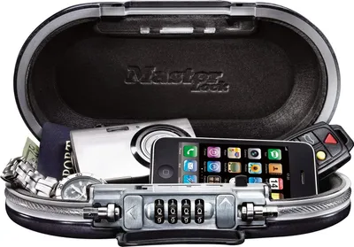 Produktbild von Master Lock Safe Space 5900EURD Tragbarer Tresor, ABS, Schwarz, Außen: 60x240x129 mm; Innen: 35x215x89 mm, mit 4-stelligem Zahlenschloss und integriertem Stahlkabel zur Verankerung