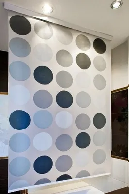 Produktbild von Halb-Kassetten Duschrollo 60x240 cm breit Modell Retro hellgrau weiß Duschvorhang