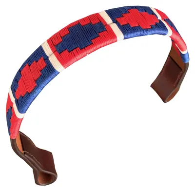Immagine prodotto di Carlos Diaz, designer. Vera pelle, rifinita con cera, ricamata. Modello "Gaucho", polo, cavallo, guinzaglio