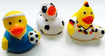 Produktbild von 3 Fußball Quietscheenten – 17,97 € - Fußball, Fußballer und Fußballfan Ente – 3erSet - bestehend aus 3 Quietsche-Enten- Badeenten - ca. 8 cm gross