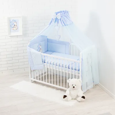 Produktbild von Babybettwäsche Komplettset 10 Teilig ohne Bett für Bettchen in Größe 60x120 aus 100% Baumwolle bestickt mit einem Teddybär mit Herz inkl. Moskitonetz Blau