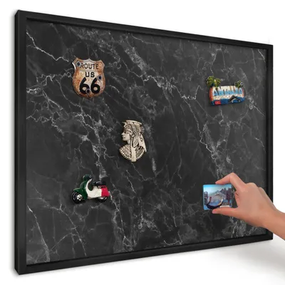 Produktbild von Magnettafel 70x50 cm mit schwarzem Rahmen - Magnetische Metalltafel, Magnetpinnwand zur Wandmontage für Wohnzimmer, Küche, Flur, Kinderzimmer und Büro - Marmor-Eleganz
