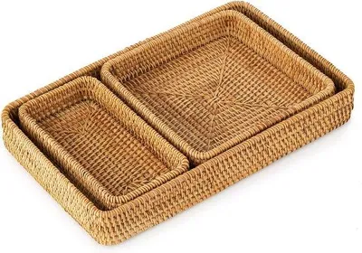 Productafbeelding van Unyqoos® Rieten serveerset, 3-delig – handgeweven ronde dienbladen van natuurlijk riet en hout, rustieke serveerplanken voor ontbijt, dranken en snacks, afmetingen 36,5x23,5x5 / 21x21x4 / 21x11x4 cm